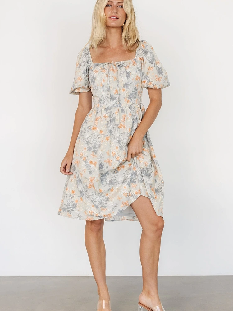 Vestido midi com estampa floral e decote quadrado manga curta